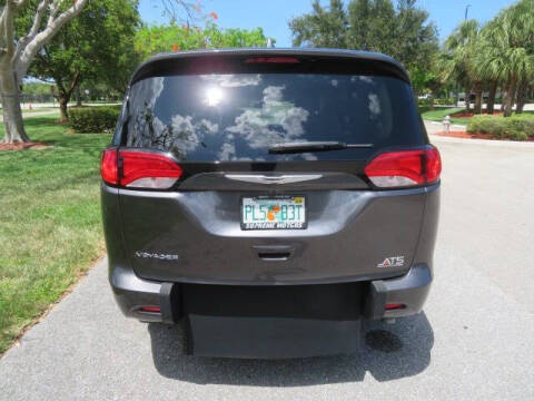 2022 Chrysler Voyager LX