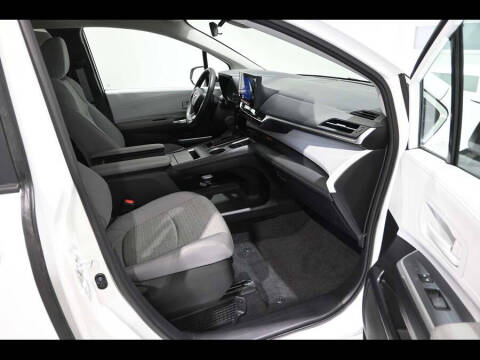 2025 Toyota Sienna LE 8-Passenger