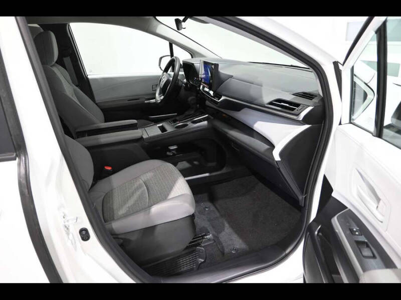 2025 Toyota Sienna LE 8-Passenger