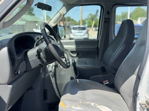 2003 Ford E-Series E-150 Base