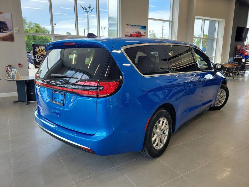 2027 Chrysler Pacifica Select