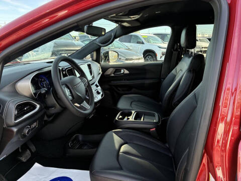 2027 Chrysler Pacifica Select