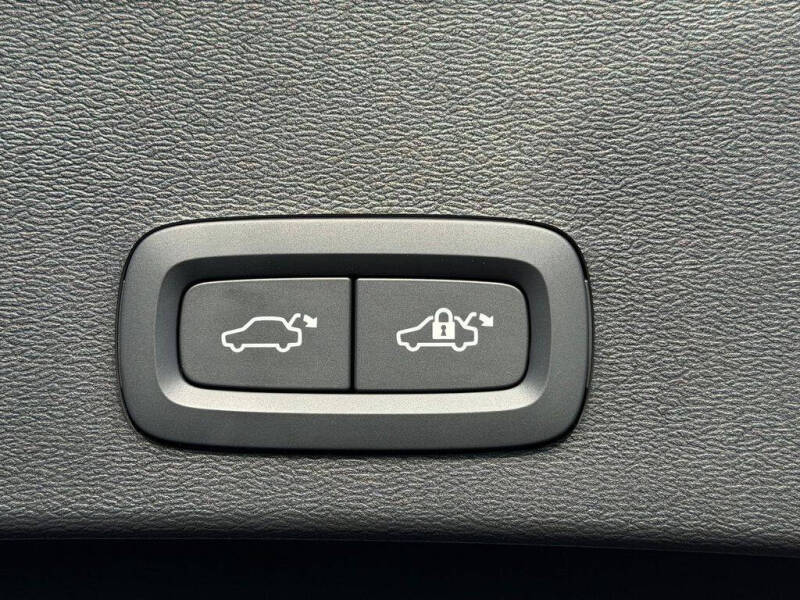 2026 Volvo XC40 B5 Core