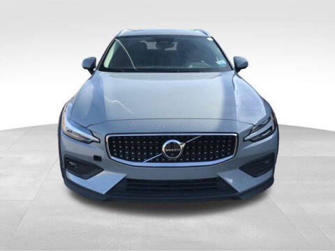 2025 Volvo V60 Cross Country B5 Plus