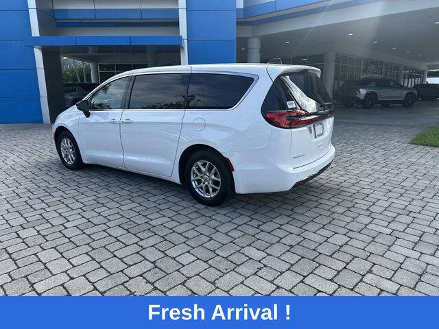 2025 Chrysler Pacifica Select