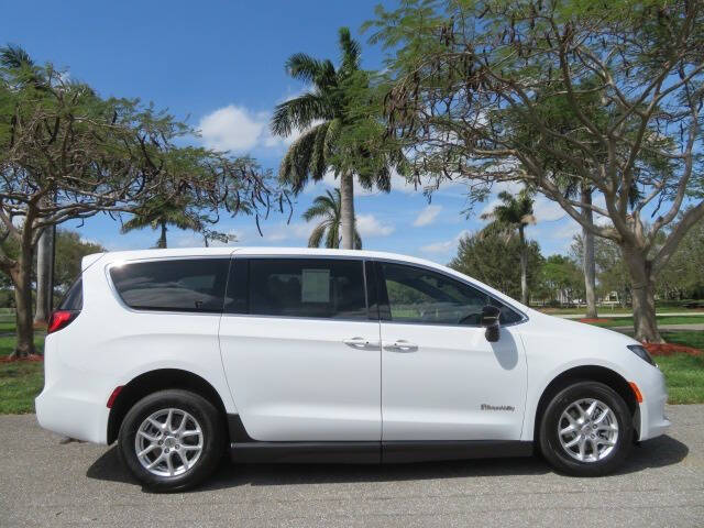 2025 Chrysler Voyager LX