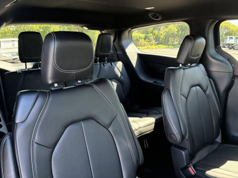 2027 Chrysler Pacifica Select