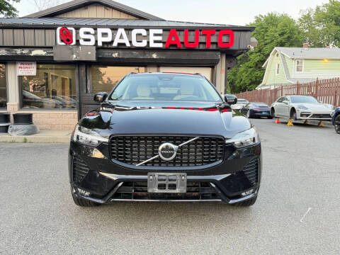 2025 Volvo XC60 B5 Core Dark Theme