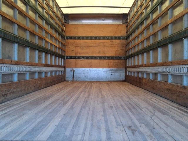 2006 Freightliner M2 106