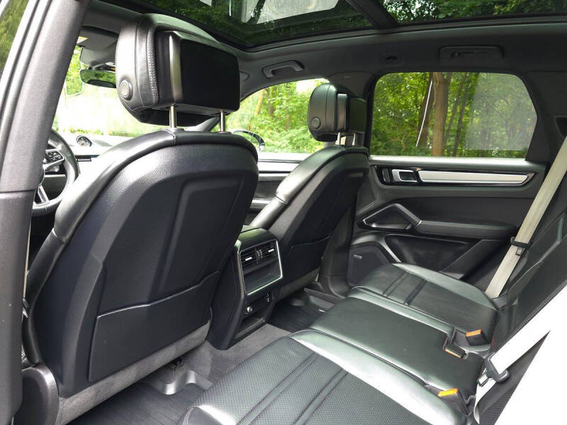 2023 Porsche Cayenne Platinum Edition