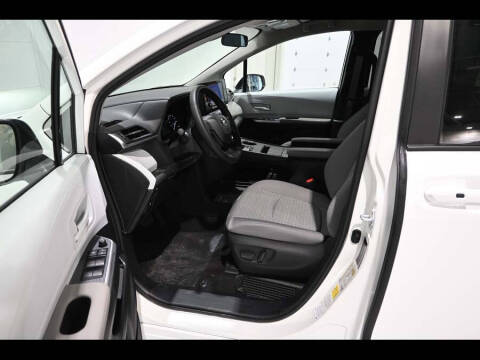 2025 Toyota Sienna LE 8-Passenger