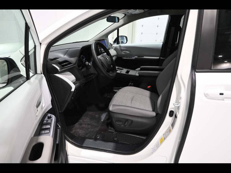 2025 Toyota Sienna LE 8-Passenger