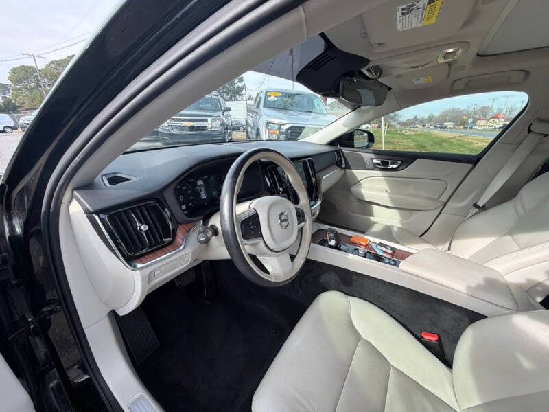 2022 Volvo S60 B5 Momentum