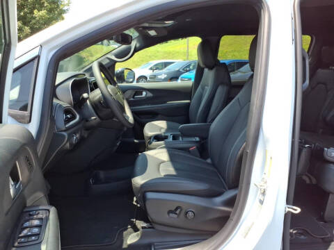 2027 Chrysler Pacifica Select