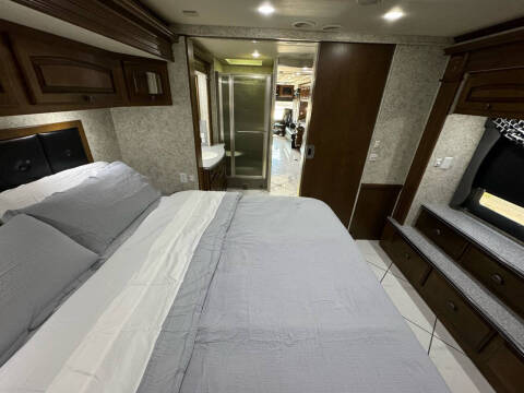 2012 Newmar Dutchstar 4354 ,  450hp, King Bed