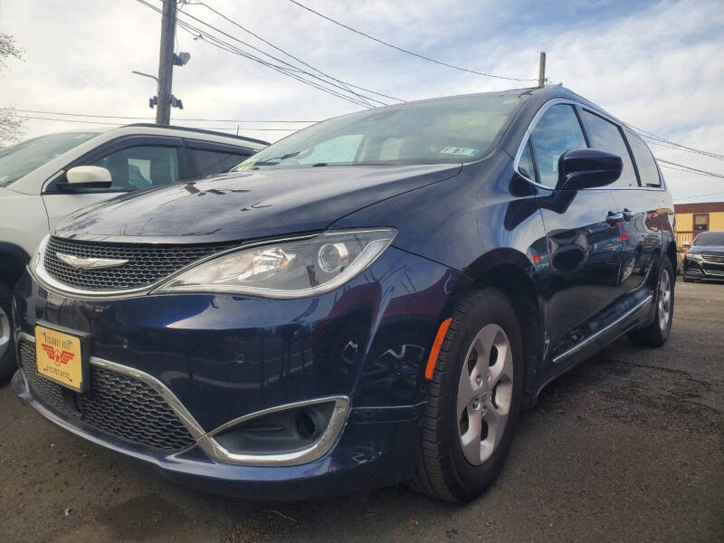 2017 Chrysler Pacifica Touring L Plus's photo
