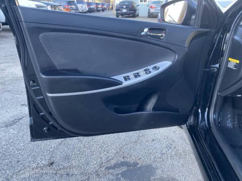 2013 Hyundai Accent SE