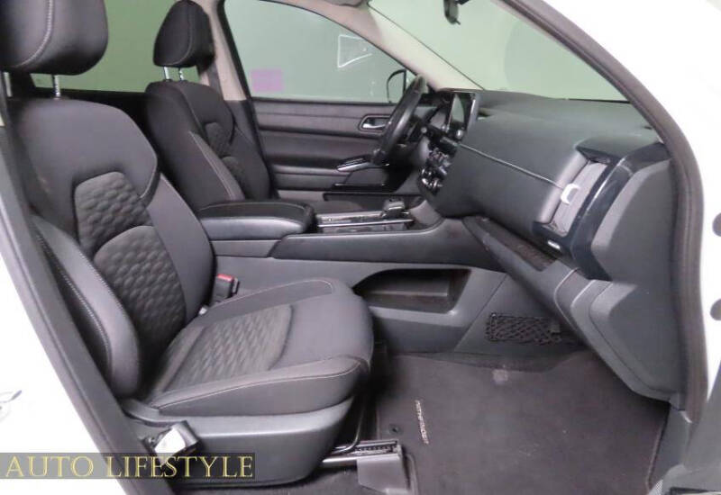 2022 Nissan Pathfinder SV