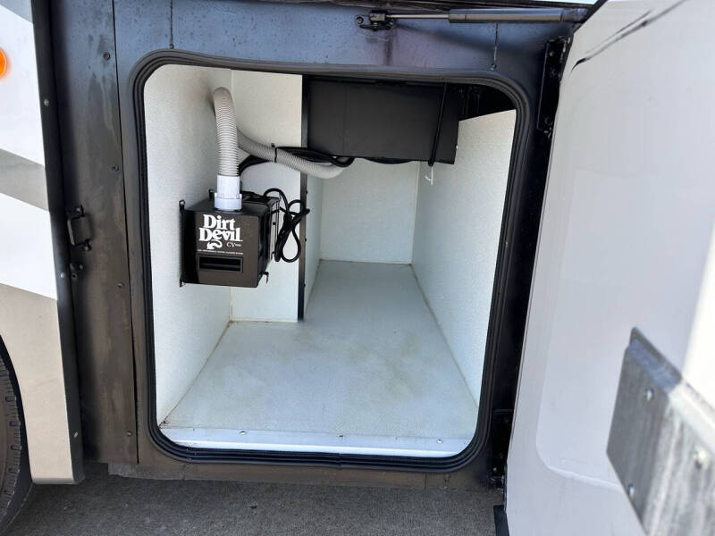 2014 Fleetwood Discovery 40e 380 Cummins Diesel, 1.5 BATH