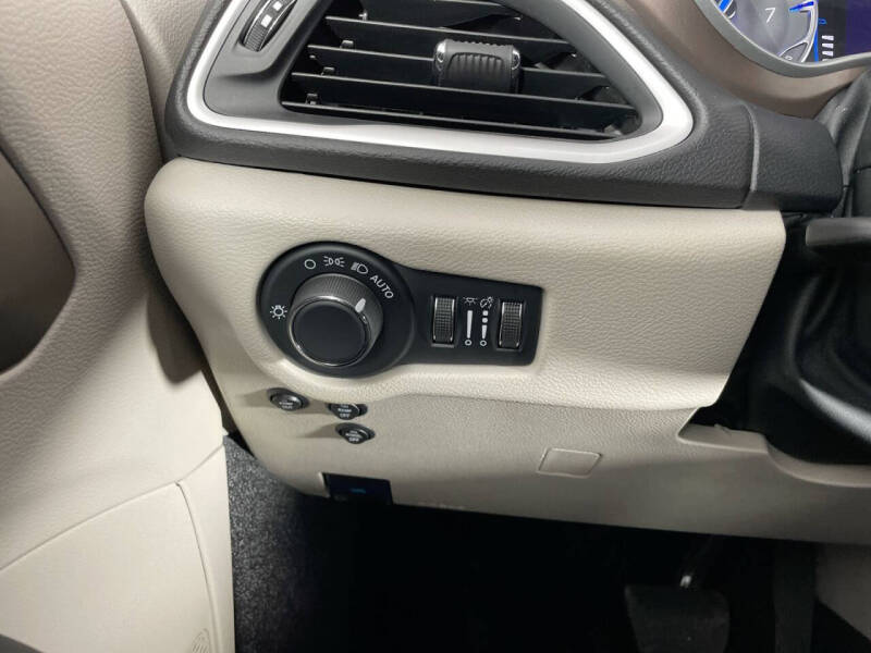 2024 Chrysler Voyager LX