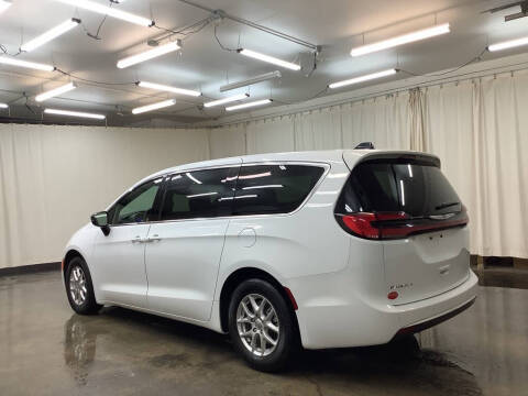 2025 Chrysler Pacifica Select