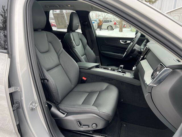 2025 Volvo XC60 B5 Plus Dark Theme