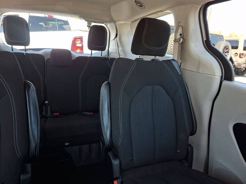 2023 Chrysler Voyager LX