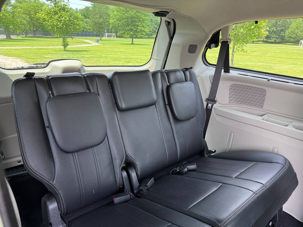 2014 Chrysler Town and Country 16