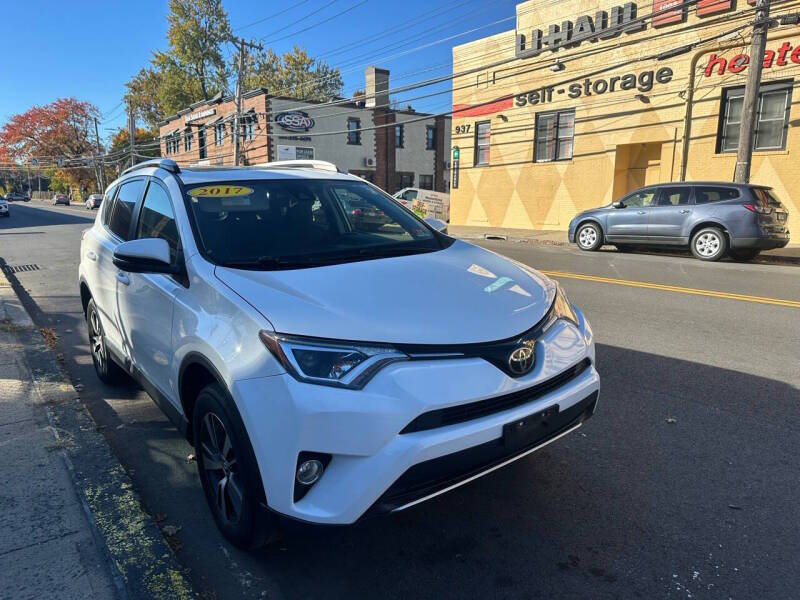 2017 Toyota RAV4 null photo 8