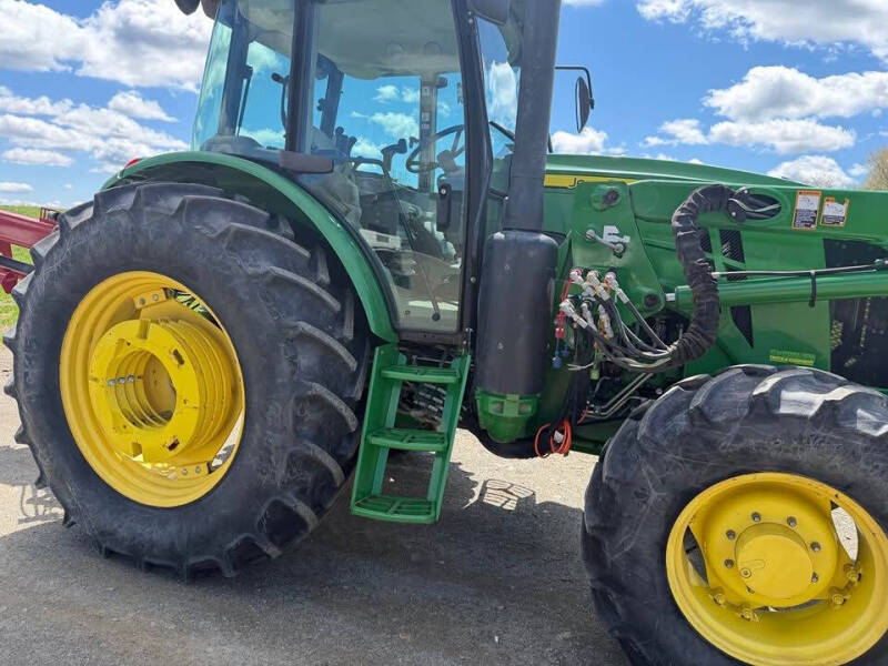 2015 John Deere 6135e