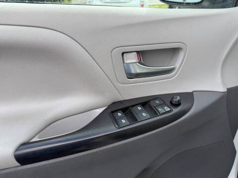 2018 Toyota Sienna LE 7-Passenger Auto Access Seat