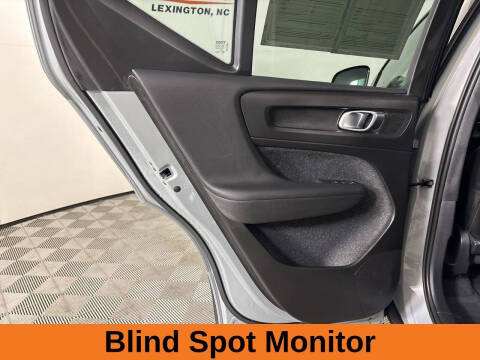 2024 Volvo XC40 B5 Ultimate Dark Theme