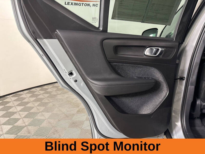 2024 Volvo XC40 B5 Ultimate Dark Theme