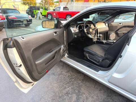 2005 Ford Mustang GT Deluxe