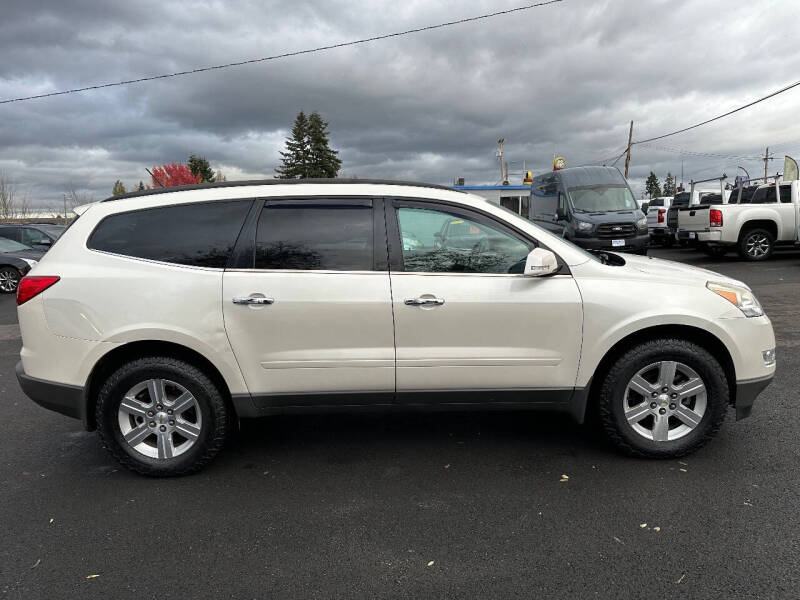 2012 Chevrolet Traverse 1LT photo 2