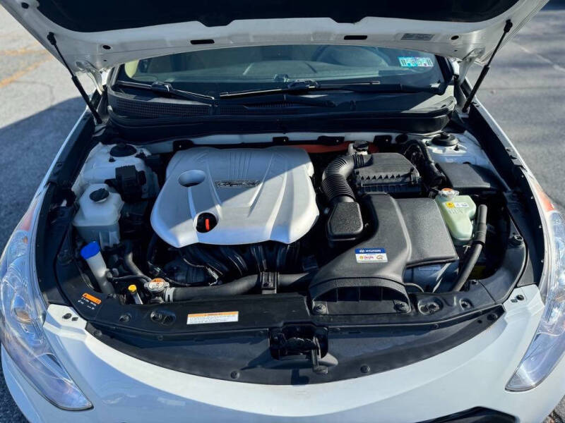 2015 Hyundai Sonata Hybrid Base photo 14