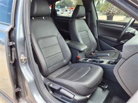 2022 Volkswagen Passat R-Line