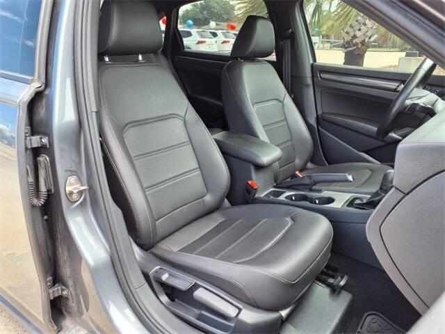 2022 Volkswagen Passat R-Line