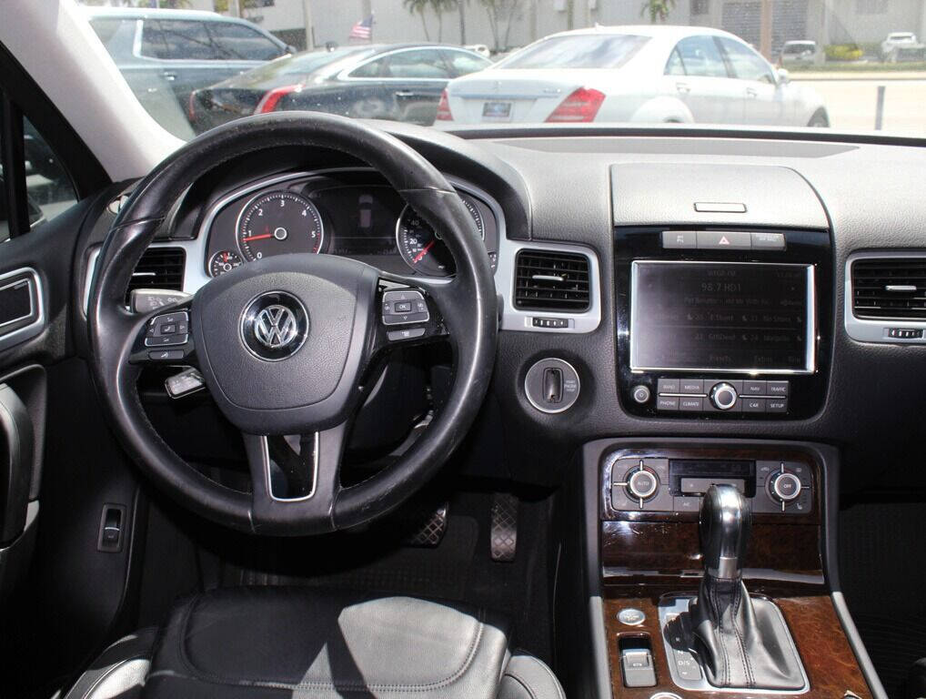 2014 Volkswagen Touareg  - $18,995