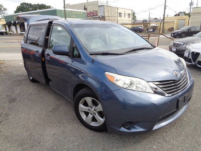 2014 Toyota Sienna LE 8-Passenger