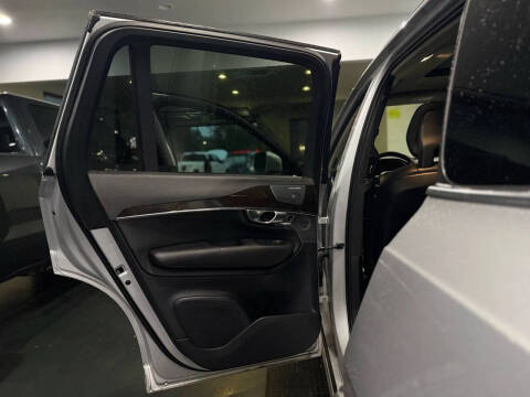 2018 Volvo XC90 T6 Momentum