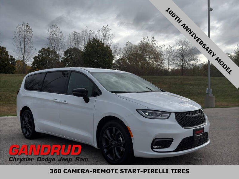 2026 Chrysler Pacifica Select's photo