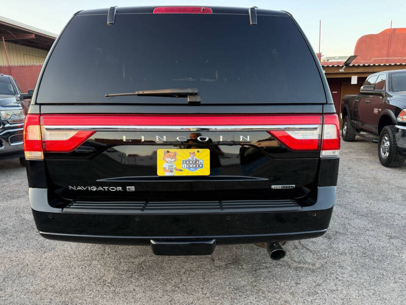 2016 Lincoln Navigator Select photo 3