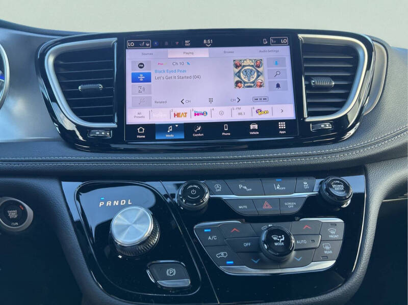 2026 Chrysler Pacifica Select