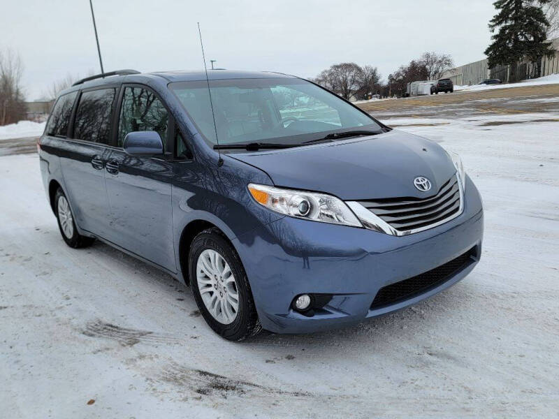 2014 Toyota Sienna XLE's photo