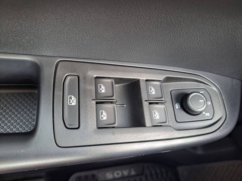 2025 Volkswagen Taos SEL 4Motion