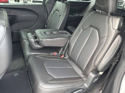 2027 Chrysler Pacifica Select