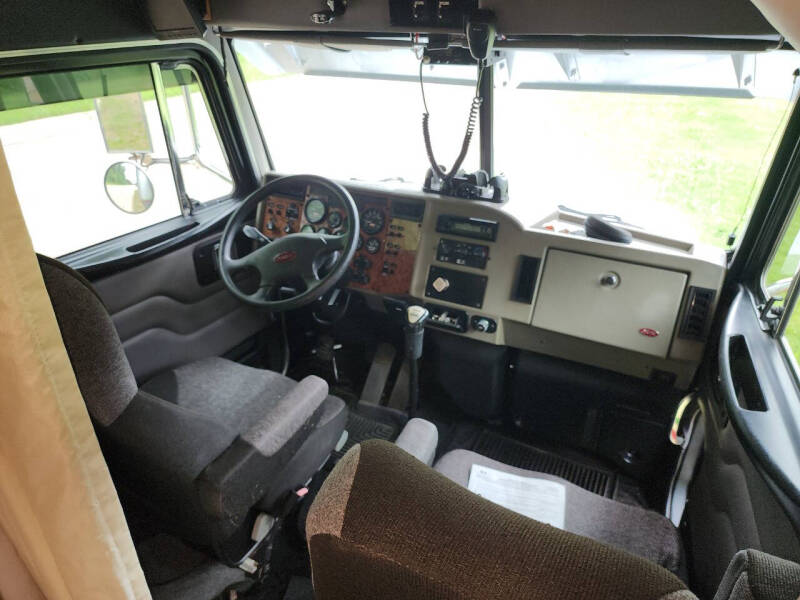 2005 Peterbilt 330
