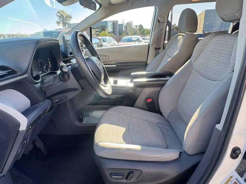 2022 Toyota Sienna LE 8-Passenger