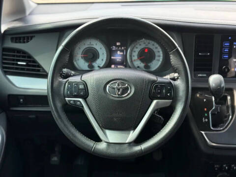 2017 Toyota Sienna SE 8-Passenger
